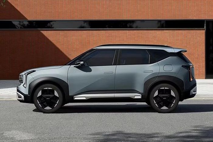 Mẫu xe SUV Kia Seltos thế hệ thứ hai mới này mang diện mạo khỏe khoắn với các chi tiết ốp thân xe, những đường nét góc cạnh và ngôn ngữ thiết kế mới của Kia.