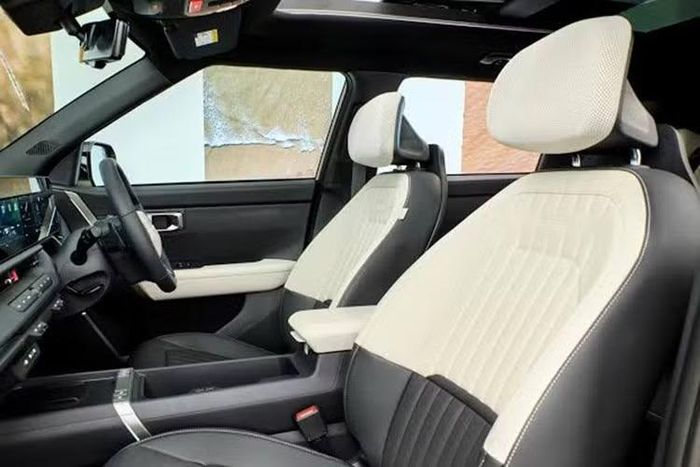 Khác với hệ dẫn động 4 bánh cơ khí truyền thống, hệ thống e-AWD trên Kia Seltos Hybrid 2027 sử dụng mô-tơ điện để phân bổ mô-men xoắn giữa các cầu, cho phép phản ứng nhanh tùy theo điều kiện vận hành.