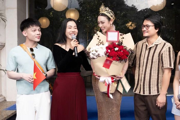 Tại buổi homecoming, CEO Phạm Kim Dung chia sẻ: "Xuyên suốt hành trình, Emoura đã chứng minh sự nỗ lực bền bỉ, tinh thần chiến đấu tuyệt vời và bản lĩnh mang hình ảnh đẹp của Việt Nam ra thế giới. Sự cố gắng không ngừng nghỉ của em không chỉ chinh phục khán giả trong nước mà còn để lại dấu ấn sâu đậm với các giám đốc quốc gia quốc tế. Đó là thành quả hoàn toàn xứng đáng cho hơn nhiều tháng em dồn toàn bộ tâm huyết cho công việc. Hy vọng rằng sau cột mốc tự hào này, Emoura sẽ có những khoảng thời gian nghỉ ngơi, tái tạo năng lượng để tiếp tục vững bước trên chặng đường sắp tới”.