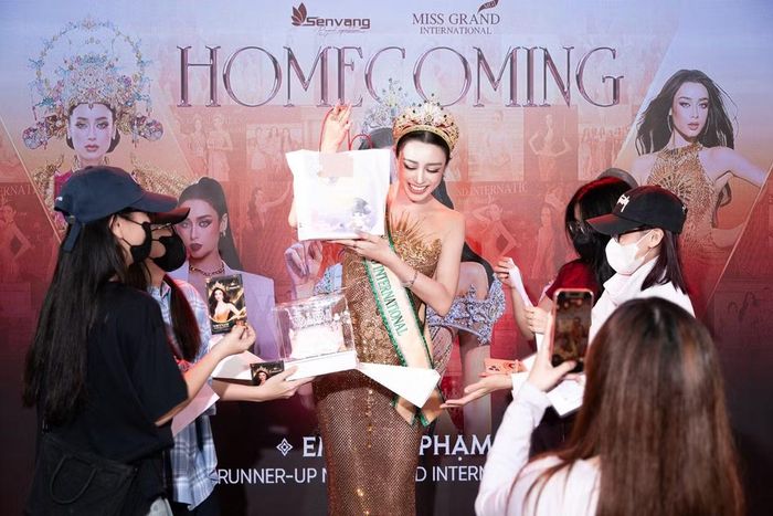 Đông đảo khán giả mang theo quà đến chúc mừng Emoura Phạm. Những món quà được trao tận tay người đẹp trong không khí gần gũi của buổi gặp gỡ.