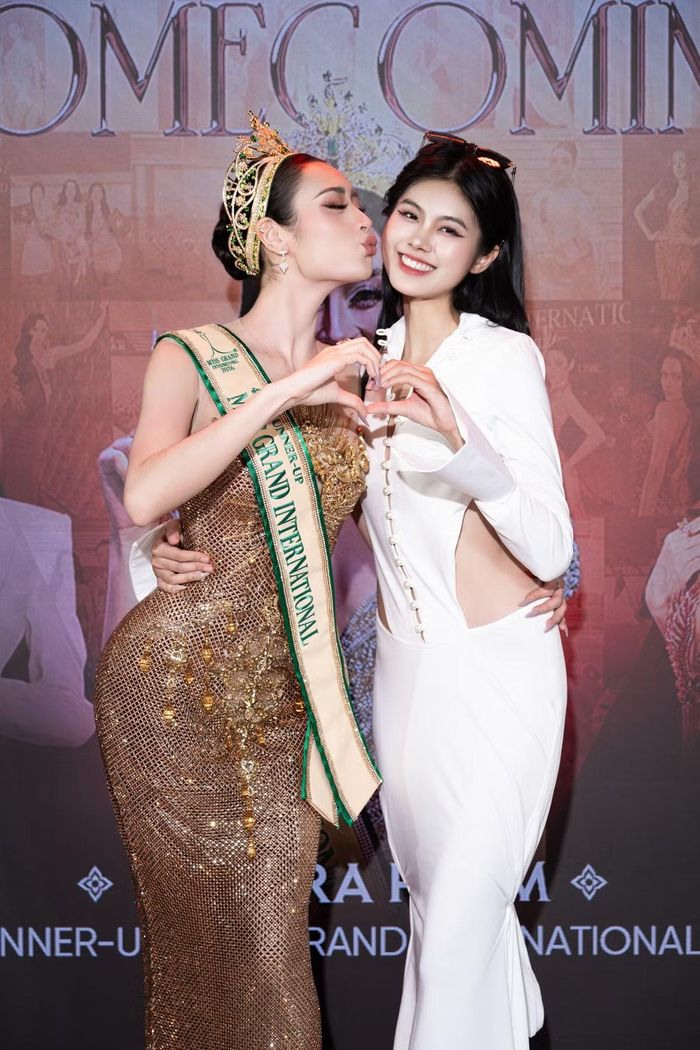 Emoura Phạm tạo dáng chụp ảnh cùng Á hậu Bảo Hà.