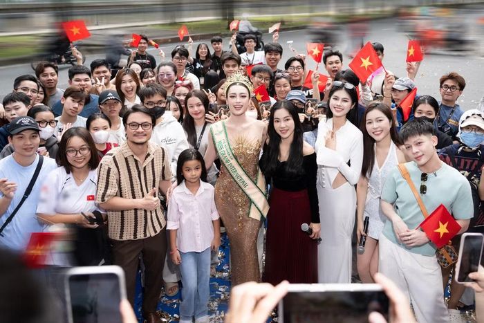 Emoura Phạm không giấu được sự xúc động: “Hôm nay, đứng trước vòng tay chào đón vô cùng ấm áp của tất cả mọi người, em cảm thấy vô cùng may mắn, hạnh phúc và đong đầy xúc động. Em xin gửi lời cảm ơn chân thành sâu sắc nhất đến chị Phạm Kim Dung, anh Hoàng Nhật Nam, cùng toàn thể gia đình, bạn bè và quý vị khán giả đã luôn yêu thương, đồng hành và dành cho em một điểm tựa tinh thần vững chắc. Dù giọng nói có chút khàn đi sau một hành trình dài dồn hết sức lực, nhưng trái tim em lúc này đang đập những nhịp đập tự hào và biết ơn nhất. Tình yêu thương của mọi người chính là nguồn động lực lớn lao để em tiếp tục cố gắng hơn nữa trong chặng đường sắp tới".