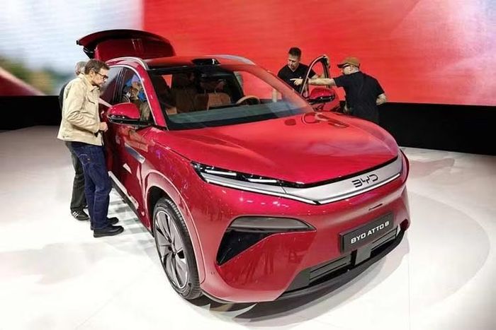 Atto 8 ra mắt thị trường châu Âu tại Triển lãm Ô tô Paris diễn ra trong tuần này. Đây là mẫu xe ba hàng ghế đầu tiên của BYD tại châu Âu và cạnh tranh với Skoda Peaq mới. Dù vậy, thiết kế kết hợp những đường nét quen thuộc trên các mẫu BYD hiện có khiến ngoại hình của Atto 8 không thực sự nổi bật.