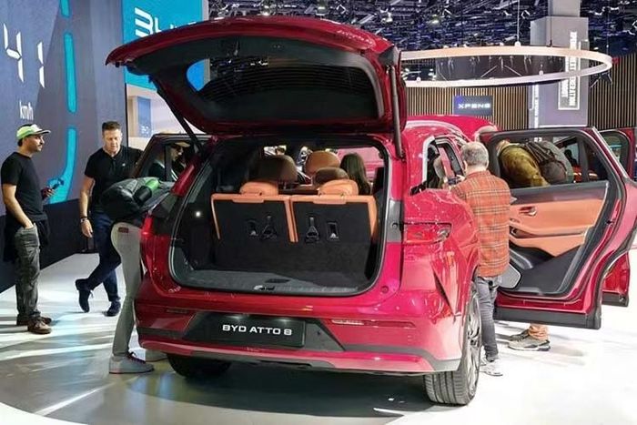 Với vị trí là mẫu xe đầu bảng trong danh mục sản phẩm của BYD, Atto 8 được trang bị hàng loạt tiện nghi tiêu chuẩn, bao gồm cửa sổ trời toàn cảnh, màn hình hiển thị thông tin trên kính lái HUD kích thước 26 inch....