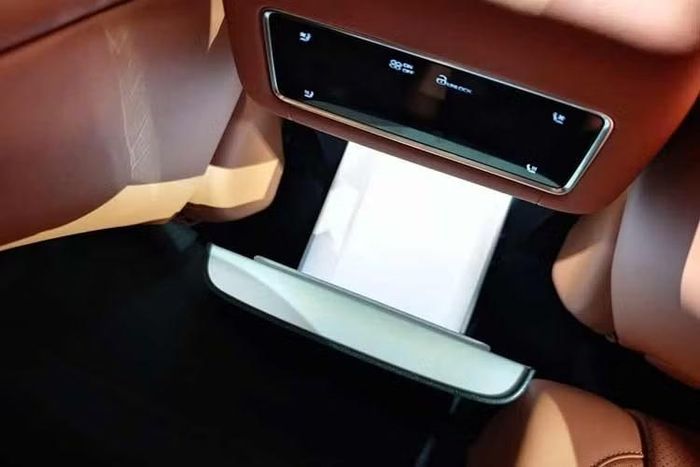 Phiên bản Excellence của BYD Atto 8 được bổ sung mô-tơ điện thứ hai, nâng tổng công suất lên 764 mã lực và rút ngắn thời gian tăng tốc từ 0-100 km/h xuống còn 4,6 giây. Tuy nhiên, phạm vi hoạt động cũng giảm xuống.