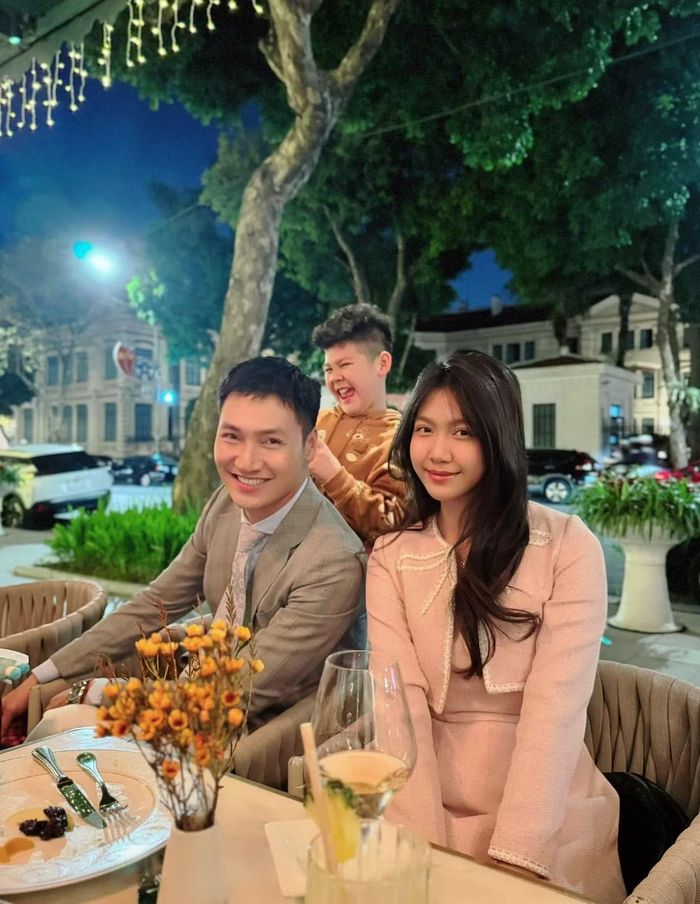 Trong gia đình, Phương Linh còn đảm nhận vai trò chị cả của hai em. Từ cô bé thường xuyên quấn quýt, làm nũng bố trên truyền hình, Chíp ngày nào giờ đã lớn khôn hơn, từng bước hình thành sự tự lập và ý thức trách nhiệm của người chị. Ảnh: FB Nguyen Manh Truong