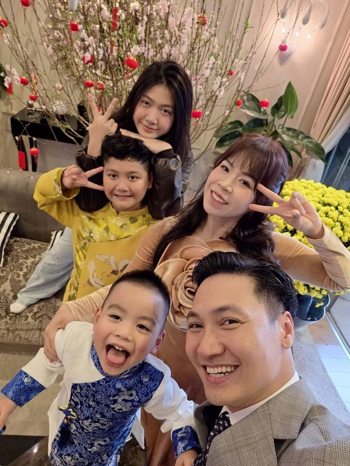 Hơn một thập kỷ trôi qua, cô bé Chíp ngày nào đã bước sang tuổi 17. Phương Linh hiện sở hữu mái tóc dài, gương mặt thanh tú cùng đường nét ngày càng hài hòa. Vẻ ngoài nữ tính, trưởng thành của cô khiến nhiều người không khỏi bất ngờ khi nhìn lại những hình ảnh thuở nhỏ từng gắn liền với chương trình truyền hình đình đám. Ảnh: FB Nguyen Manh Truong