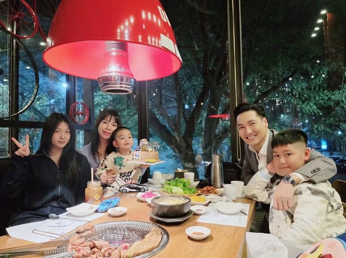 Nếu trước đây, cô bé ghi dấu ấn bằng những biểu cảm tinh nghịch và nét hồn nhiên của trẻ thơ, hiện tại, con gái Mạnh Trường lại gây thiện cảm với phong thái tự tin, dịu dàng và phong cách riêng ở tuổi mới lớn. Ảnh: FB Nguyen Manh Truong