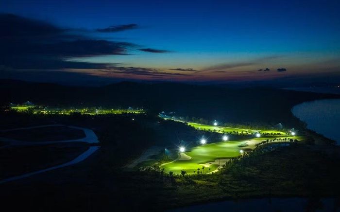 Hệ thống chiếu sáng giúp kéo dài thời gian chơi golf sau khi trời tối tại Eschuri Vung Bau Golf; sân cũng ứng dụng công nghệ Tackle Ball nhằm hỗ trợ golfer quan sát quỹ đạo và điểm rơi của bóng trong điều kiện ban đêm.