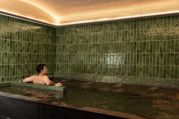 Sau vòng đấu, golfer có thể thư giãn tại nhà câu lạc bộ với các tiện ích như bể sục Jacuzzi và phòng xông hơi, nối dài trải nghiệm nghỉ dưỡng ngoài sân golf.