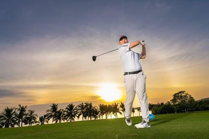 Khoảnh khắc hoàng hôn trên sân là một phần của trải nghiệm golf tại Eschuri Vung Bau .