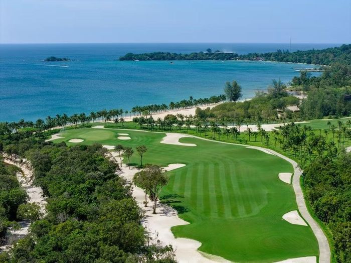 Eschuri Vung Bau Golf sở hữu địa hình “lên rừng-xuống biển”, tạo nên hành trình 18 hố với cảnh quan thay đổi rõ nét giữa hai nửa vòng đấu.