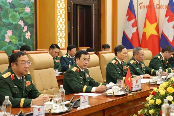 Đại tướng Phan Văn Giang và đoàn Việt Nam tại hội đàm.