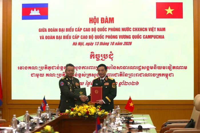 Đại tướng Phan Văn Giang và Đại tướng Tea Seiha trao văn kiện ký kết.