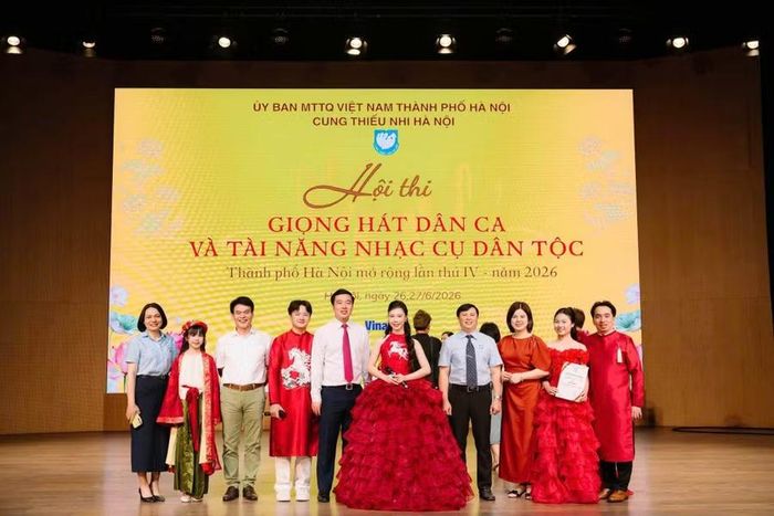 Hoàng Trung Hải (thứ 4 từ trái qua) tích cực tham gia làm MC của nhiều chương trình dành cho thiếu nhi được tổ chức tại Hà Nội.