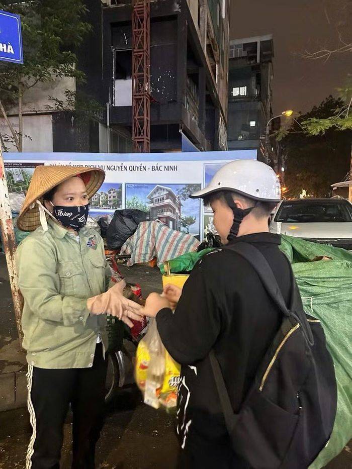 Hải tặng những món quà nhỏ đến các mảnh đời còn khó khăn ngoài xã hội.