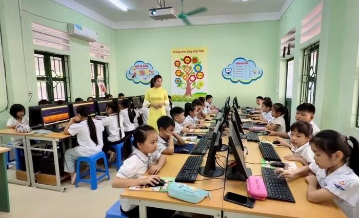Cô giáo Thảo và các em học sinh.