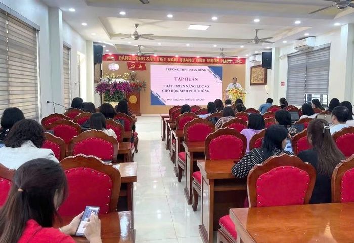 Trường THPT Đoan Hùng tổ chức tập huấn phát triển năng lực số cho học sinh phổ thông.