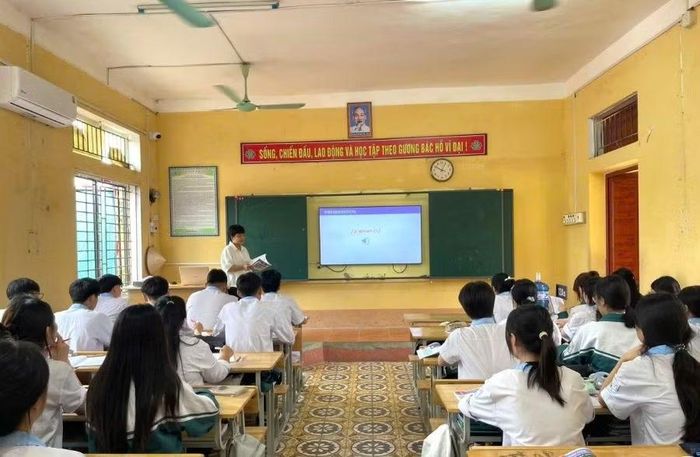 Trường THPT Long Châu Sa đẩy mạnh công nghệ số trong dạy và học.