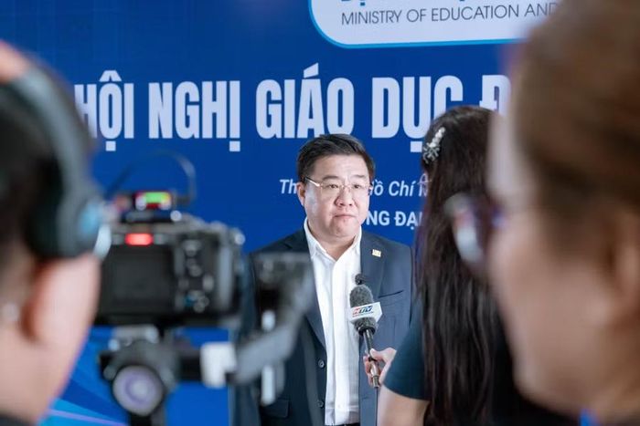 GS.TS Nguyễn Khắc Quốc Bảo, Phó Giám đốc Đại học Kinh tế TPHCM trao đổi với báo chí bên hành lang hội nghị Giáo dục đại học, tháng 10/2026. Ảnh: NTTU.