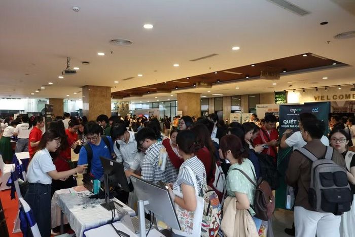 Sinh viên Đại học Kinh tế TPHCM tại một ngày hội kết nối doanh nghiệp. Ảnh: M.Tùng.