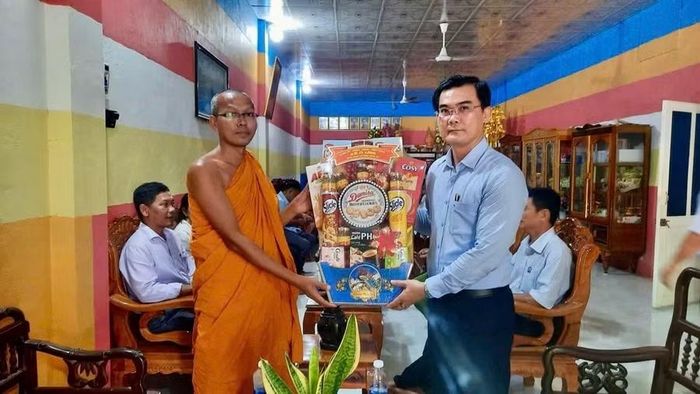 Lãnh đạo xã Ô Lâm thăm, tặng quà các chùa Khmer nhân dịp Lễ Sen Đôn Ta.