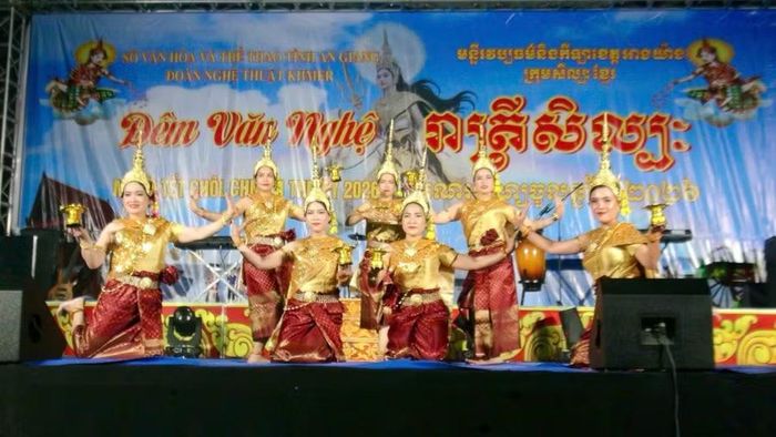 Đội văn nghệ Khmer tỉnh An Giang biểu diễn phục vụ tại chùa Sre Bưng.
