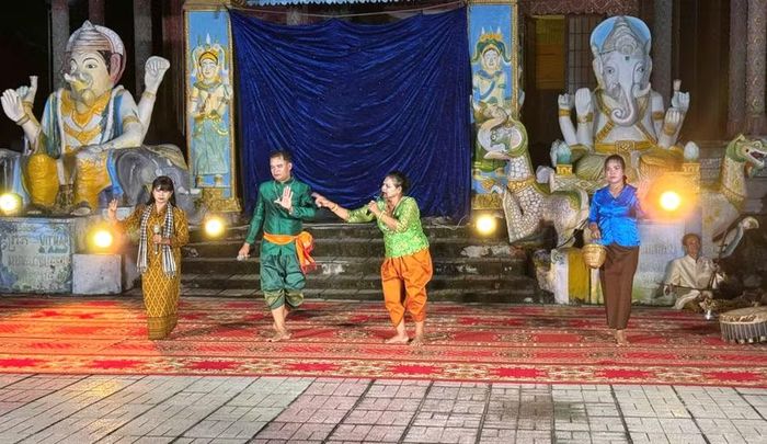 CLB Dì kê xã Ô Lâm biểu diễn phục vụ người dân tại chùa Sre Bưng.