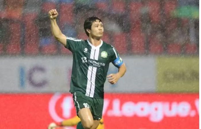 Khả năng xử lý bóng trong phạm vi hẹp, đi bóng qua người và tạo cơ hội cho đồng đội của Công Phượng có thể giúp đội tuyển Việt Nam đa dạng hóa cách tiếp cận khung thành đối phương. Ảnh: Dũng Phương.