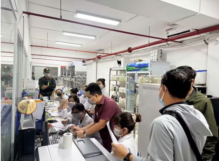 Cơ quan chức năng tiến hành khám xét công ty quan trắc môi trường tại TP HCM - (Ảnh: Bộ Công an).