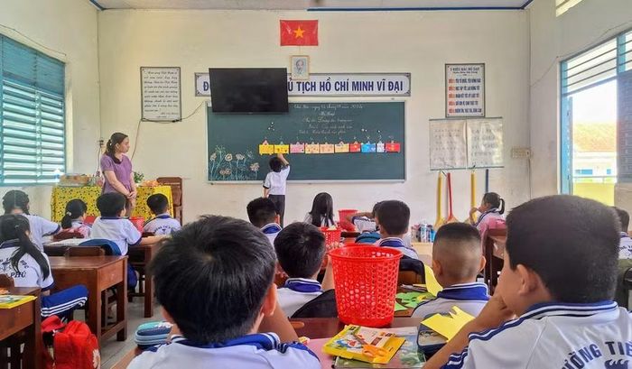 Tiết dạy Mĩ thuật của giáo viên Tiểu học ở An Giang.