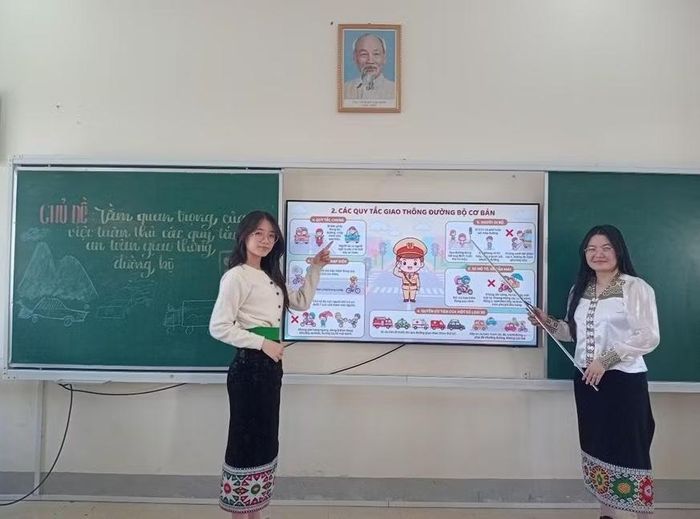Học sinh Trường Phổ thông Dân tộc nội trú THPT số 2 Nghệ An tham gia tiết hoạt động trải nghiệm chủ đề an toàn giao thông đường bộ. Ảnh: NVCC