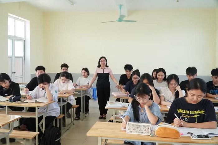 Cô giáo Nguyễn Thị Hà Ngân trong tiết ôn tập cho học sinh tại Trường Phổ thông Dân tộc nội trú THPT số 2 Nghệ An. Ảnh: Hồ Lài
