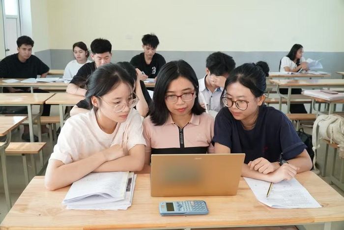 Cô Hà Ngân luôn tìm tòi sáng tạo, đổi mới phương pháp dạy học để phát huy năng lực học sinh. Ảnh: Hồ Lài