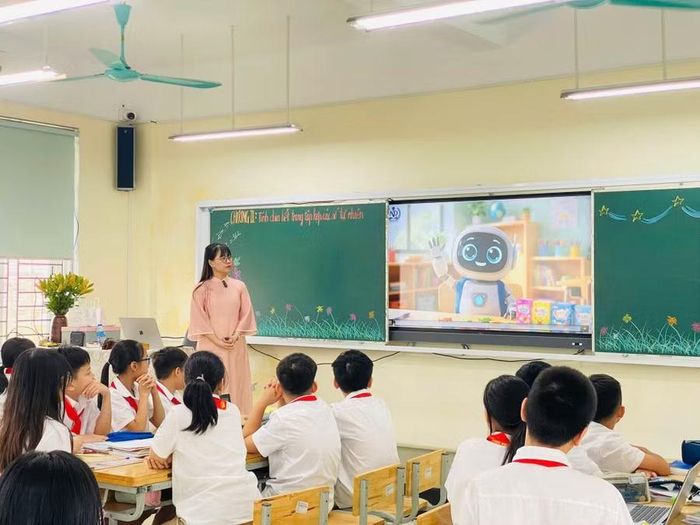 Cô trò Trường Tiểu học & THCS Nguyễn Du, phường Đại Mỗ, Hà Nội ứng dụng công nghệ trong dạy học. Ảnh: Đình Tuệ.
