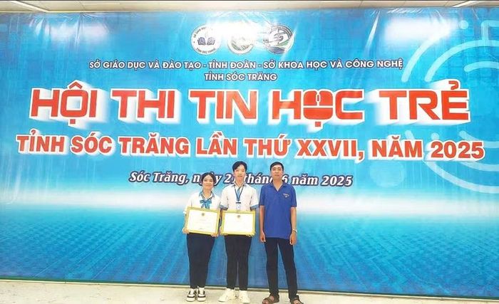 Thầy Huỳnh Thanh Phong và nhóm học sinh đạt giải tại Hội thi Tin học trẻ tỉnh Sóc Trăng (cũ) năm 2025.