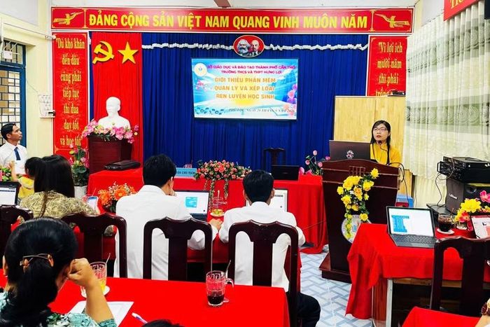Giới thiệu phần mềm Quản lý và xếp loại rèn luyện học sinh tại Hội nghị viên chức và người lao động.