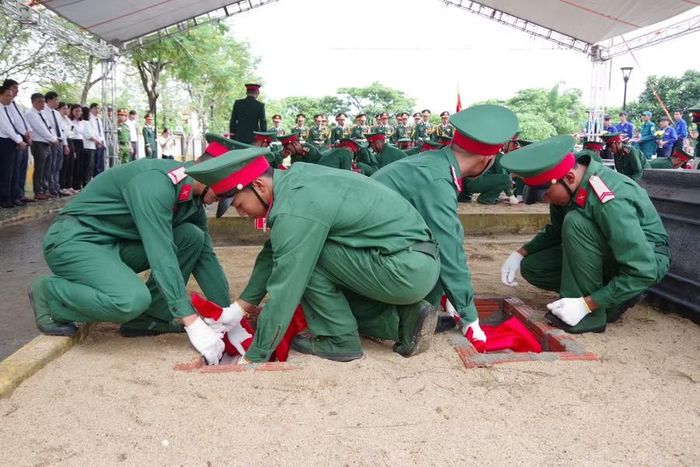 An táng các hài cốt liệt sĩ. Ảnh: Quang Cường, Bộ CHQS Đà Nẵng