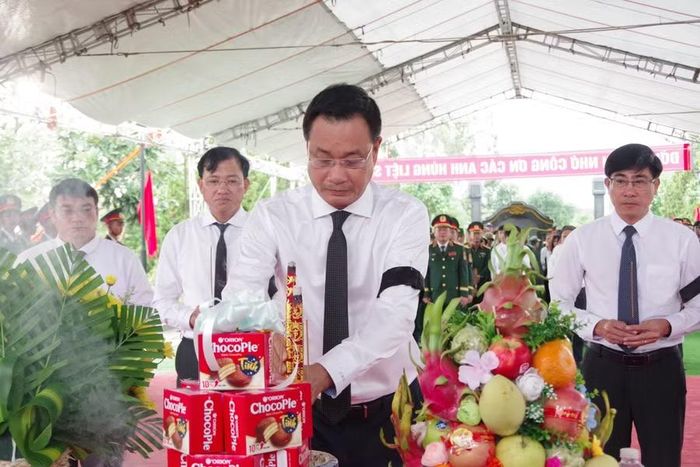 Ông Lê Ngọc Quang, Bí thư Thành ủy Đà Nẵng dâng hương trong lễ truy điệu các liệt sĩ. Ảnh: Quang Cường, Bộ CHQS Đà Nẵng
