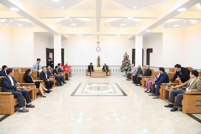 Công an tỉnh thăm, chúc mừng Giáng sinh tại nhà thờ Hà Thạch, phường Phong Châu.