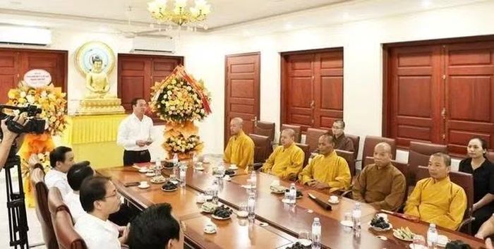 Ông Lương Đức Minh, Trưởng Ban Tuyên giáo Tỉnh ủy thăm, chúc mừng Phật đản Phật lịch 2570.