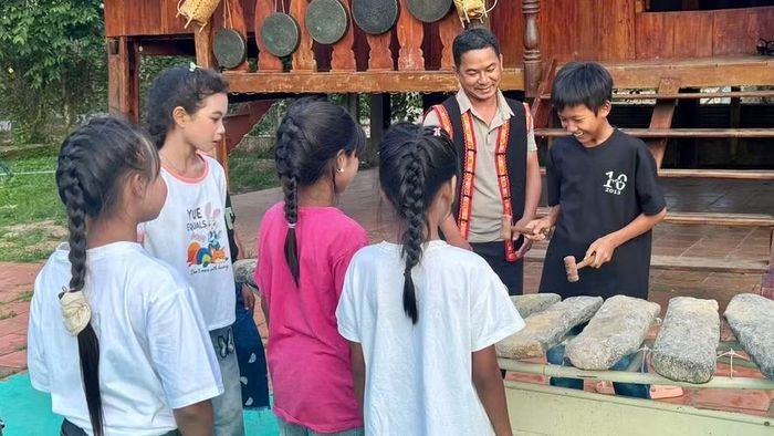 Truyền dạy nhạc cụ dân tộc phục vụ cho du lịch cộng đồng và lưu giữ văn hóa bản địa.