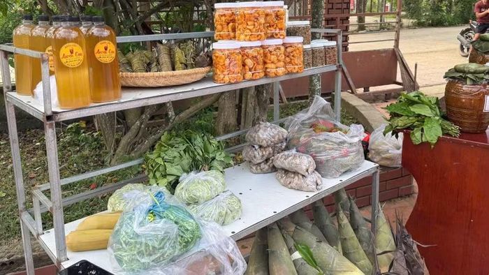 Mật ong, măng tươi...những sản vật của người dân được bày bán cho khách du lịch.