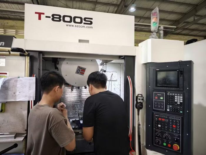 Sinh viên sẽ được thực hành trong xưởng sản xuất thật với công việc gia công hàng xuất khẩu. Ảnh: Hà An.