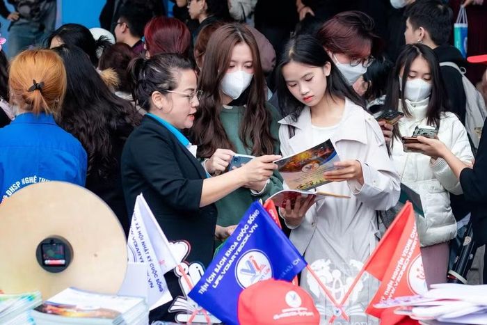 Sinh viên Trường Đại học Sư phạm Nghệ thuật Trung ương tham dự Ngày hội việc làm. Ảnh: NTCC.