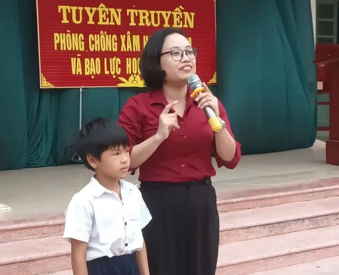 Bà Nguyễn Thị Thu Hà - cán bộ Chi cục Dân số và Trẻ em (Sở Y tế Hưng Yên) tuyên truyền phòng, chống xâm hại trẻ em và bạo lực học đường tại Trường Tiểu học Bình Thanh - Phân hiệu Minh Tân (xã Bình Thanh, tỉnh Hưng Yên) ngày 6/10. Ảnh: NVCC