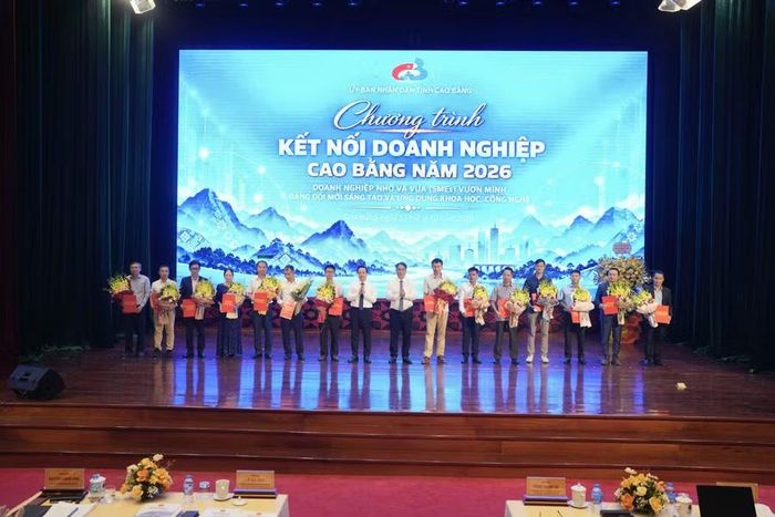 Lãnh đạo tỉnh Cao Bằng trao quyết định chấp thuận chủ trương đầu tư, biên bản ghi nhớ hợp tác đầu tư, cam kết tiến độ triển khai và hoàn thành các dự án đầu tư.