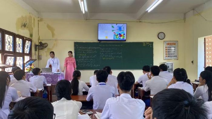 Trường THPT Đông Hà tổ chức các tiết dạy chuyên đề có lồng ghép tiếng Anh ở một số môn như Hóa học, Tin học, Địa lí... năm học trước.