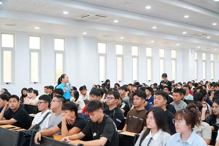 Bảo hiểm xã hội Gia Lai tuyên truyền, tư vấn chính sách bảo hiểm y tế cho sinh viên.