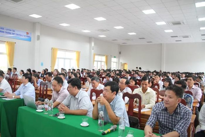 Đại biểu dự Họp mặt.
